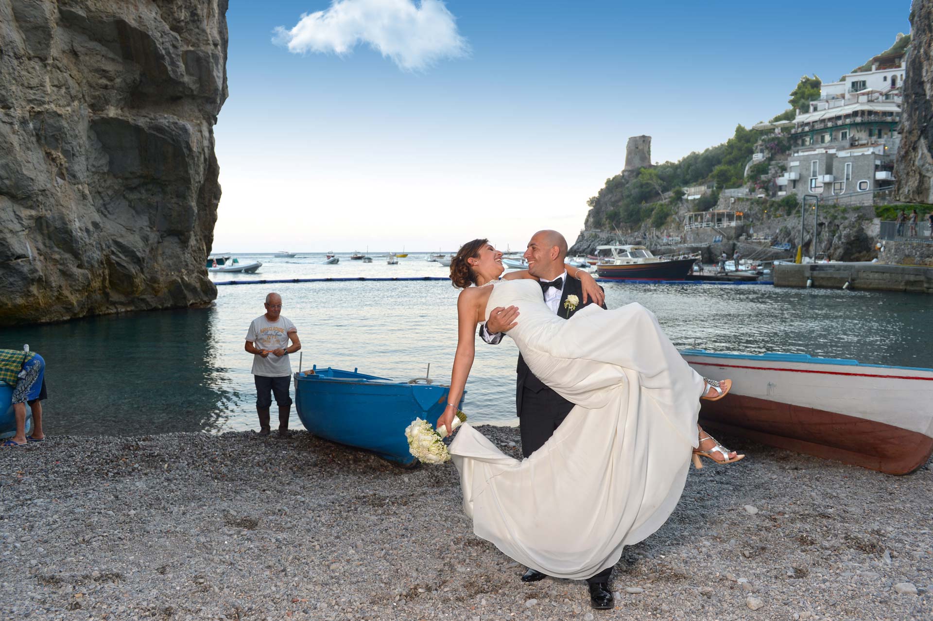 Sposi sulla spiaggia della Costiera Amalfitana